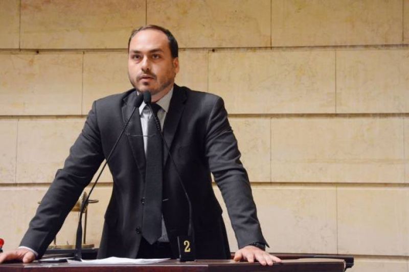 Defesa de Carlos Bolsonaro nega funcionários fantasmas no gabinete do vereador