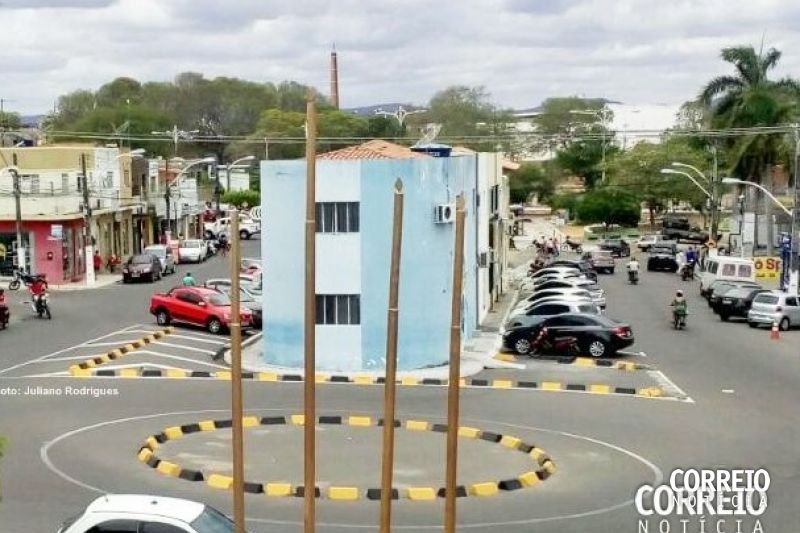 Motociclista em alta velocidade não para em cruzamento e colide com carro em Delmiro