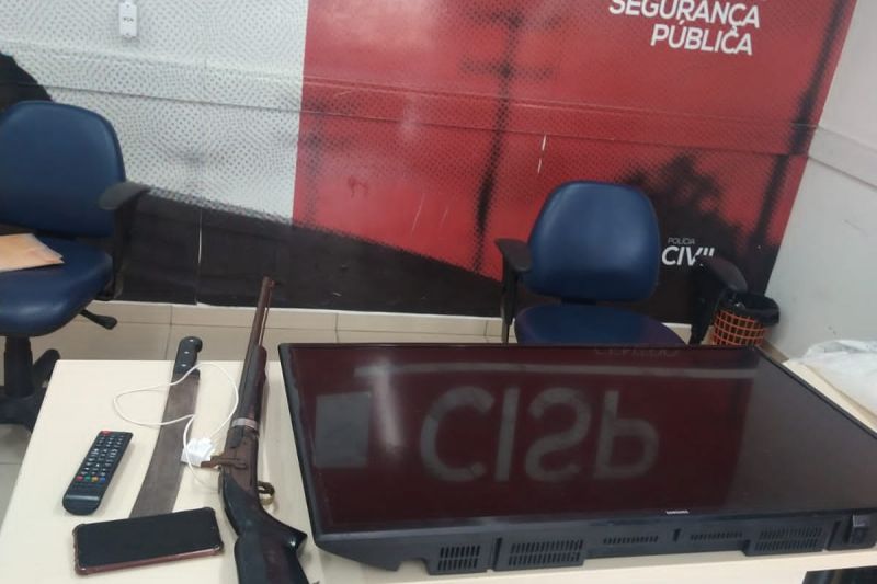 Homem é preso após roubar celular e televisão armado com soca-tempero em Maravilha