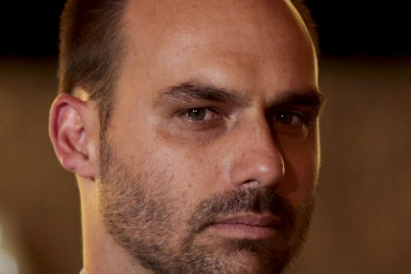 Após viagem a Nova York, Eduardo Bolsonaro testa positivo para a Covid-19