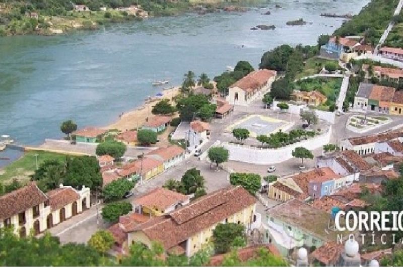 Frentista de posto de combustíveis é rendida por criminoso e é assaltada em Piranhas