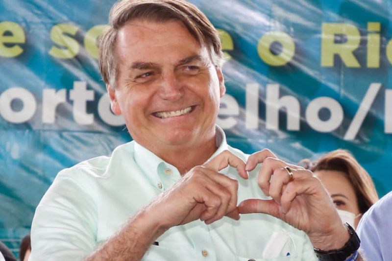 Bolsonaro sanciona lei que libera candidatos com contas irregulares