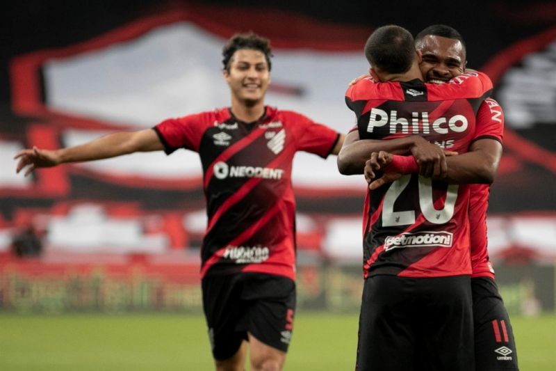 Athletico-PR vence Peñarol por 2 a 0 e se classifica para final