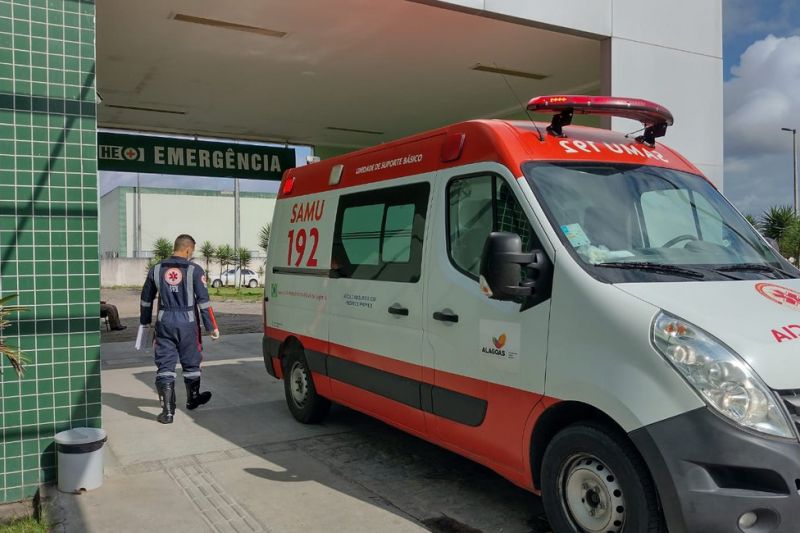 Jovem cai de motocicleta, bate com a cabeça no asfalto e morre em Arapiraca
