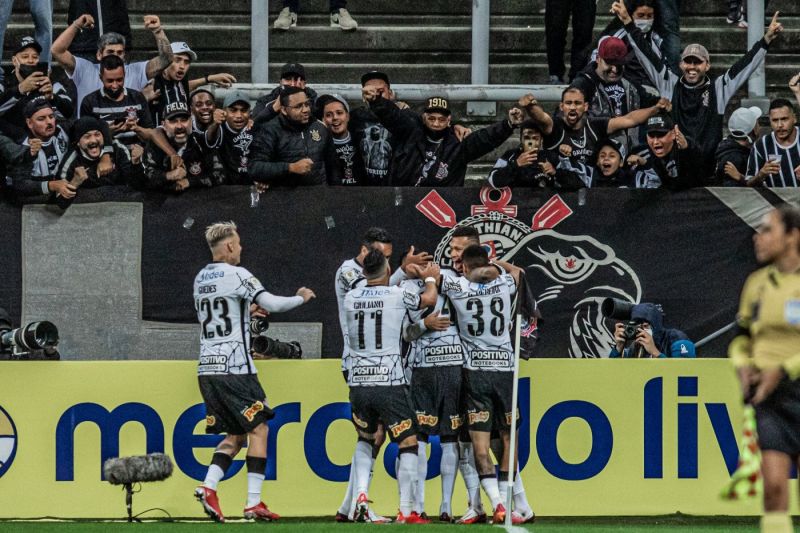 Na volta da torcida ao estádio, Corinthians vence o Bahia de virada pelo Brasileirão