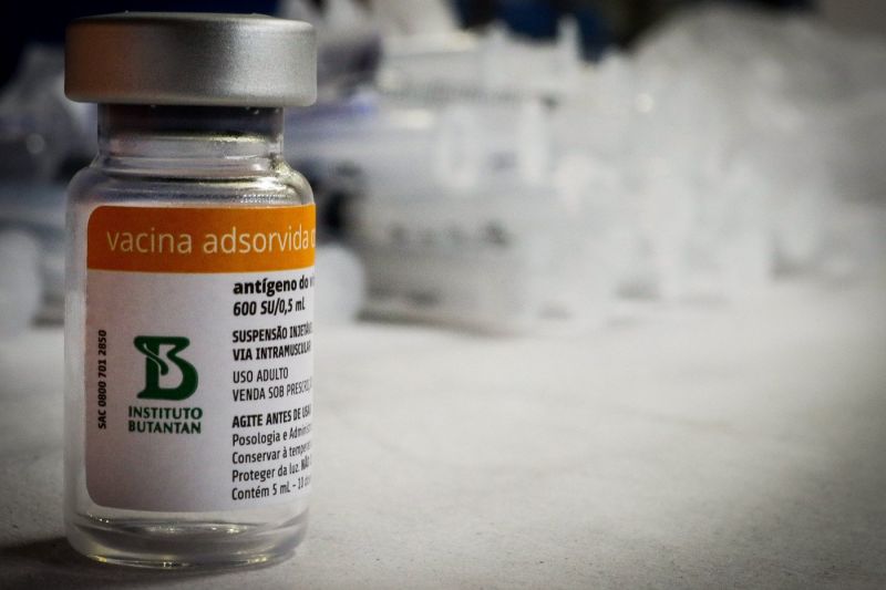 Ministério da Saúde diz que deve parar de usar CoronaVac em 2022