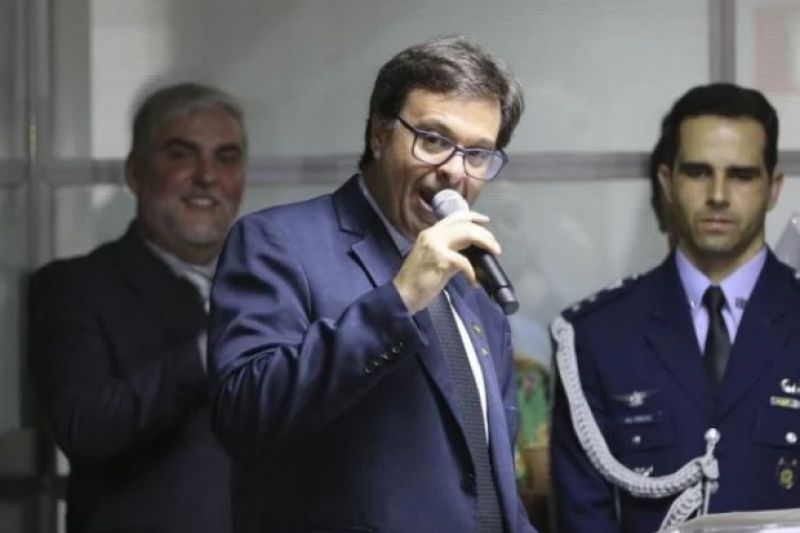 Ministro do Turismo culpa imprensa por desemprego no Brasil