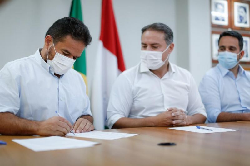 Renan Filho entrega ao presidente da ALE projeto de lei que reforma o PCCS da Educação