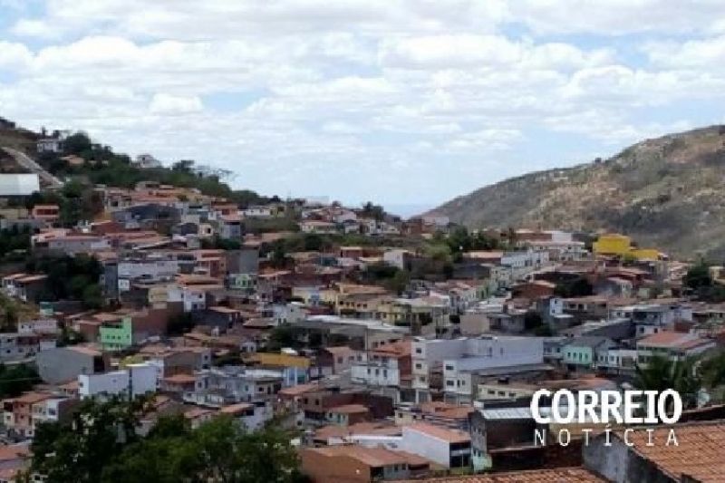 Caminhoneiro é resgatado pelos bombeiros após caminhão tombar em Água Branca