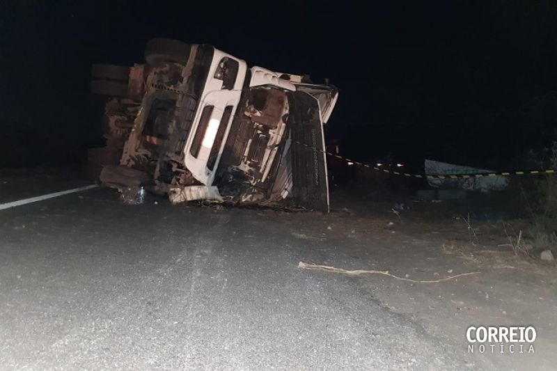 Ultrapassagem malsucedida resulta na batida entre duas carretas em Água Branca