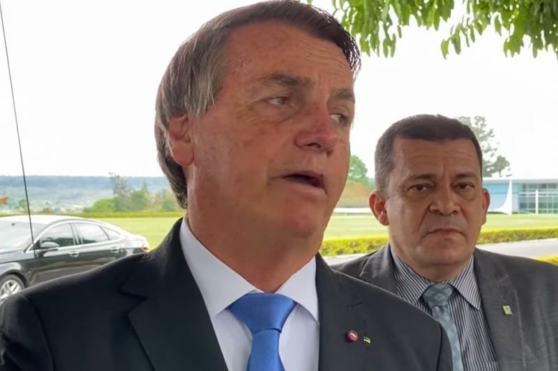 ‘Vem mais aumento de combustível aí’, anuncia Bolsonaro