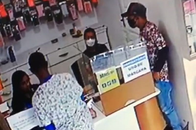 Criminosos armados rendem funcionários e assaltam loja de celular em Água Branca