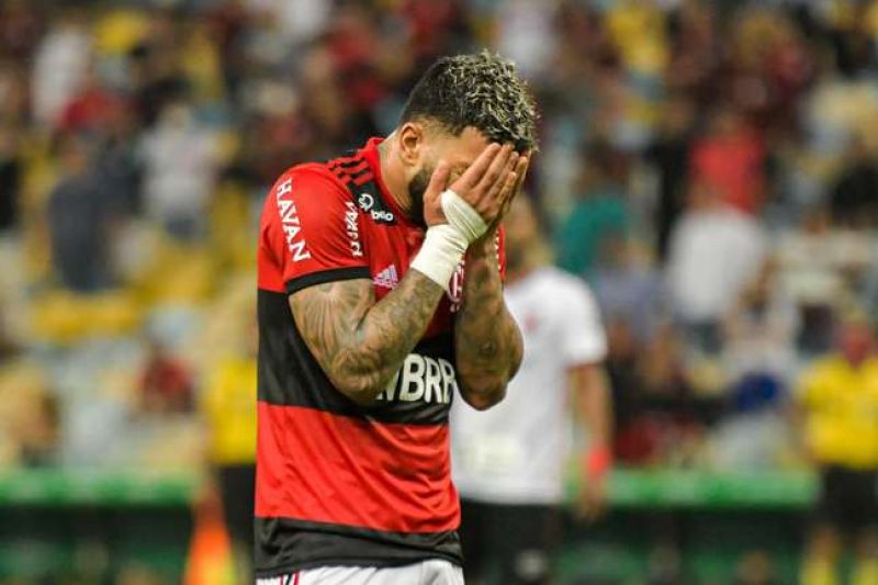 Torcedor tenta atirar cerveja em Gabigol e acerta coronel