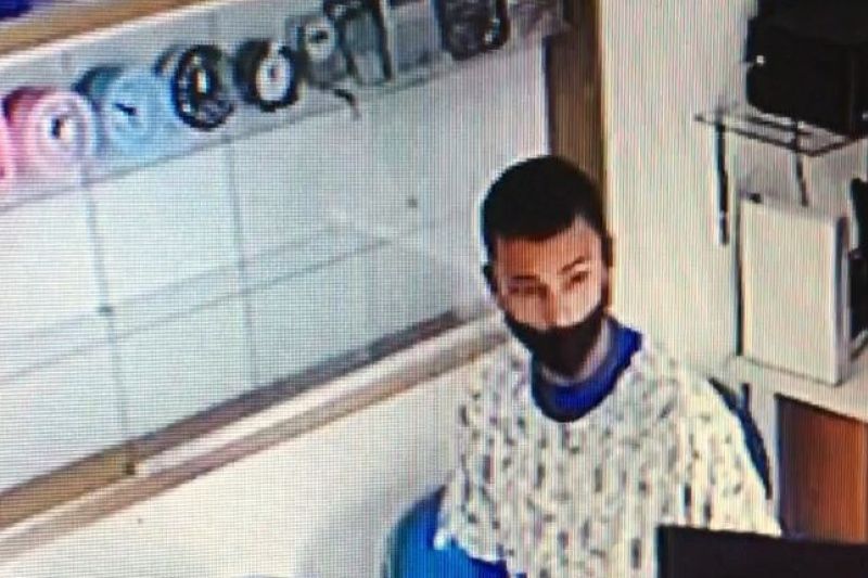 Empresário propõe à polícia recompensa por informações sobre assaltantes da loja dele