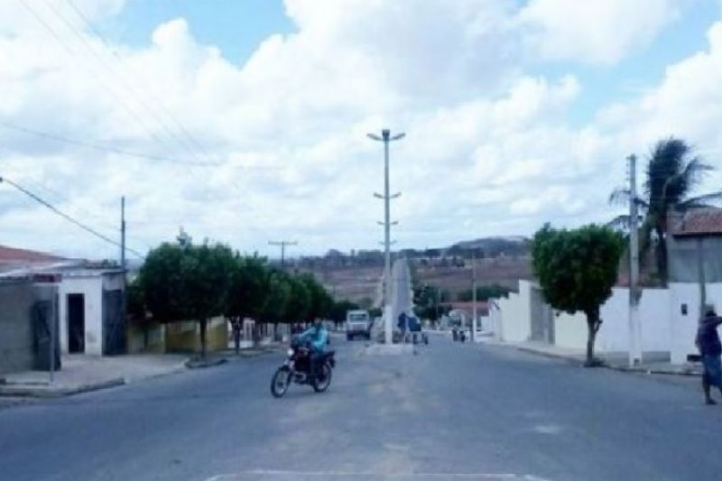 Homem é preso suspeito de dar soco no rosto da namorada durante bebedeira em Inhapi