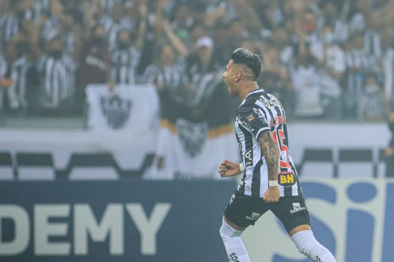 Em jogo atrasado, Atlético-MG vence Grêmio por 2 a 1 e abre vantagem na liderança