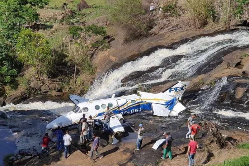 Avião com Marília Mendonça cai em MG; assessoria diz que cantora está bem