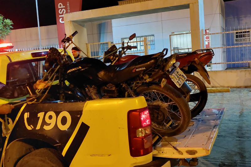 Homens flagrados conduzindo motos com queixa de roubo ou furto são presos em Major Izidoro