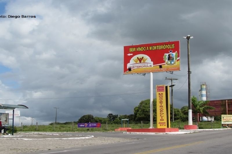 Mulher apanha do marido até desmaiar e é jogada em estrada vicinal em Monteirópolis