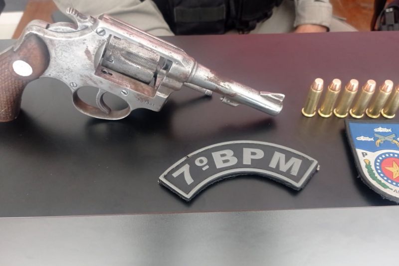 Homem tem arma tomada por populares durante tentativa de homicídio em Santana do Ipanema