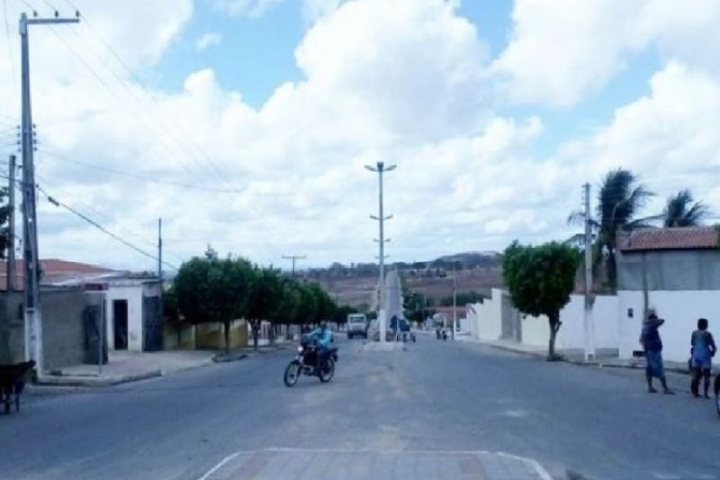 Homem é hospitalizado com fratura na perna após batida entre moto e caminhão em Inhapi