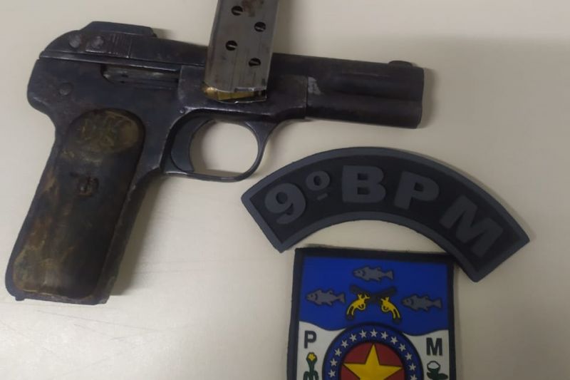 Jovens são presos após serem encontrados com pistola e facão tarde da noite em Inhapi