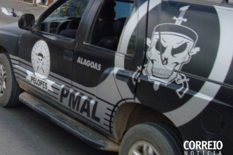 Homem com revólver na cinta invade ótica e rouba relógios em Delmiro Gouveia