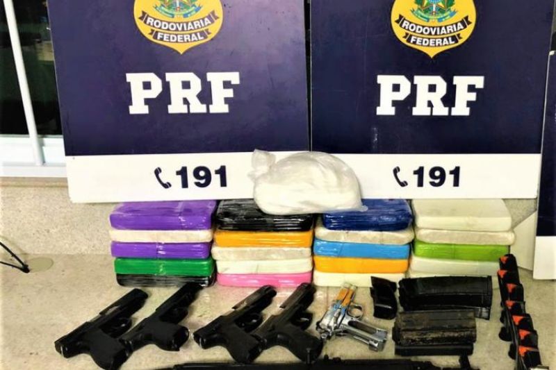 Garota de 18 anos é presa com fuzil, pistolas e droga que vinha de São Paulo para o Sertão