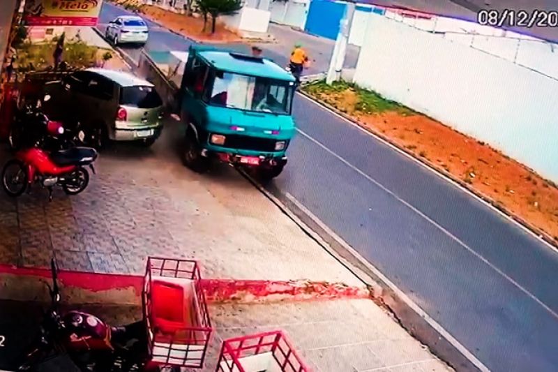 Condutor para caminhão desgovernado jogando-o sobre outro em Santana do Ipanema