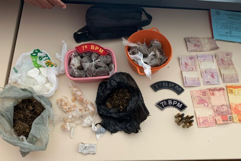 Suspeito de tráfico de drogas é preso escondido dentro de criatório de porcos em Major