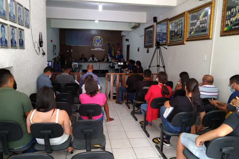 População ocupa Câmara de Vereadores para cobrar atitude sobre lagoa poluída em Tapera