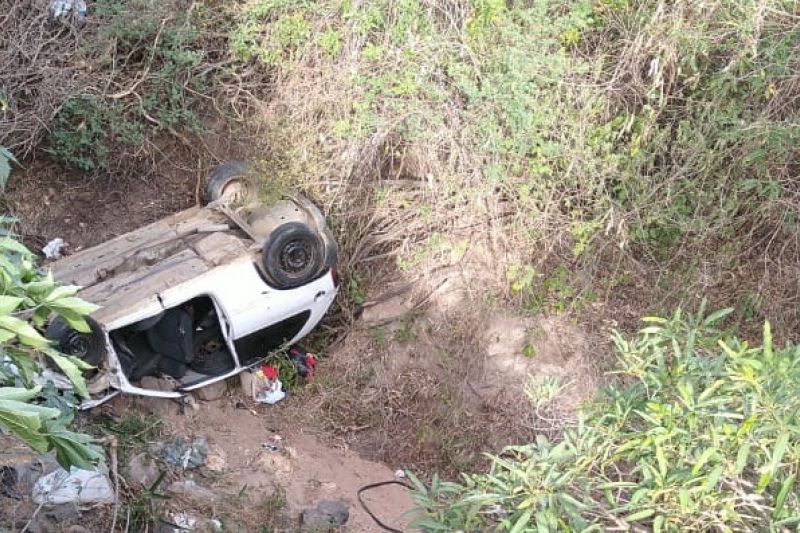 Capotamento de carro deixa uma pessoa morta e outras duas feridas em São José da Tapera