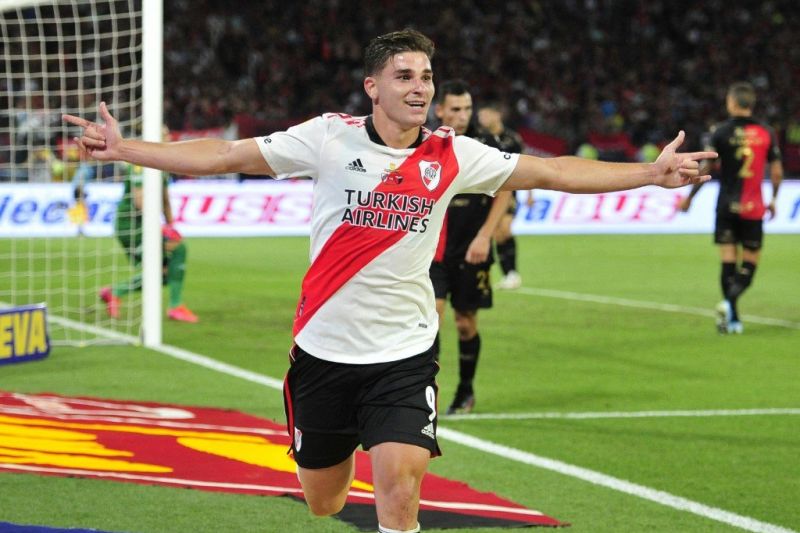 Julián Álvarez, do River Plate, supera Hulk, Gómez e Gabigol e vence prêmio Rei da América