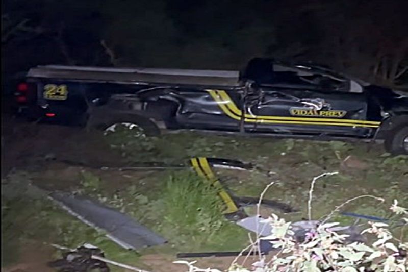 Carro de funerária capota após motorista desviar de animal na pista em Delmiro Gouveia