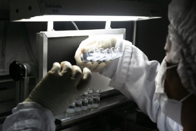 Paralisada, produção de Coronavac só será retomada sob encomenda