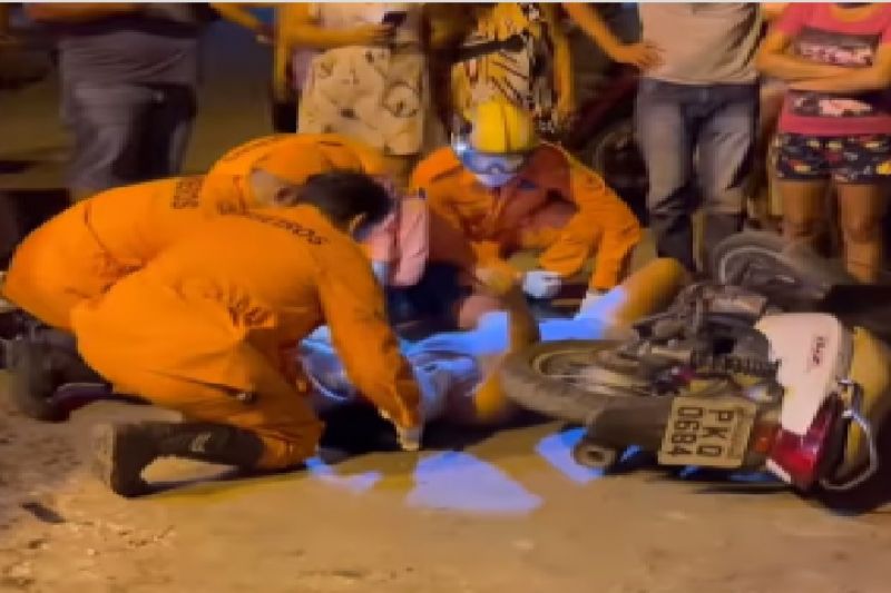 Batida entre caminhonete e moto deixa mulher gravemente ferida em Delmiro Gouveia