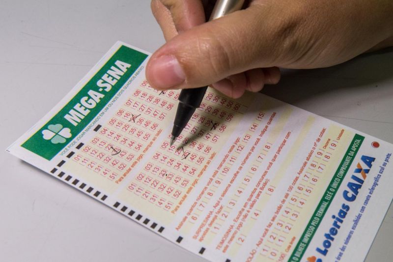 Após enterro da mãe, Bolsonaro vai a lotérica apostar na Mega-Sena e volta para Brasília