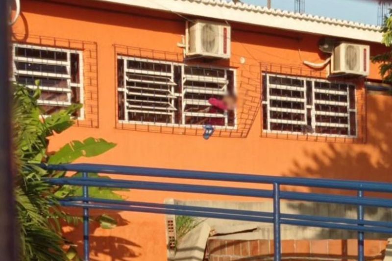 Jovem invade escola para furtar e morre após ficar preso em “pega-ladrão” em Água Branca