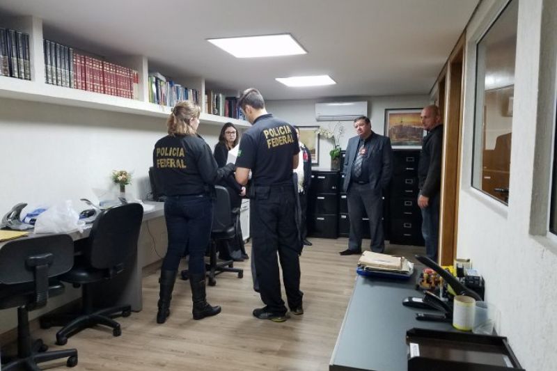 Câmara aprova projeto que restringe operações policiais em escritórios de advocacia