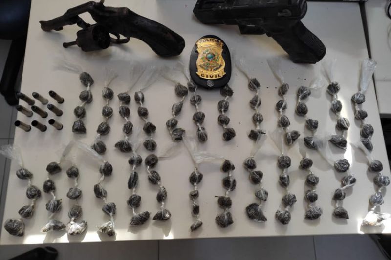 Pai é preso após ser flagrado com droga na garupa de moto conduzida por filho de 12 anos