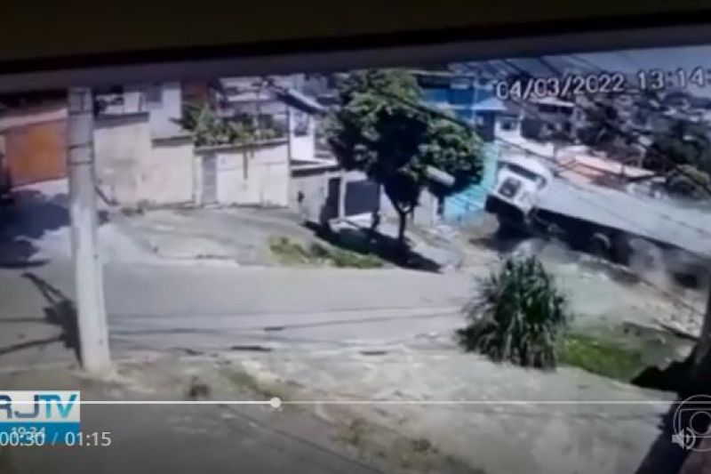 Caminhão perde freio, desce ladeira de ré e atropela entregador; veja vídeo