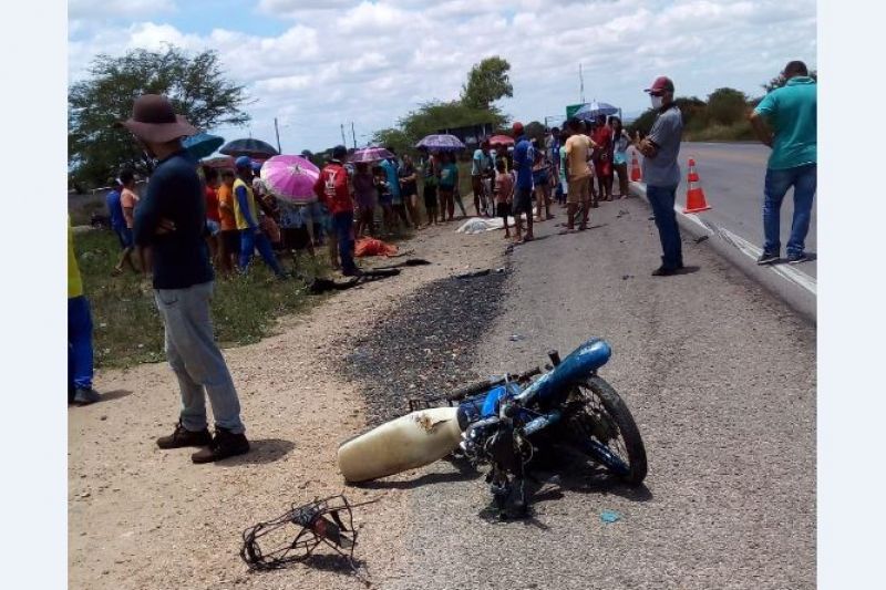 Batida entre moto cinquentinha e carro resulta na morte de duas pessoas em Canapi