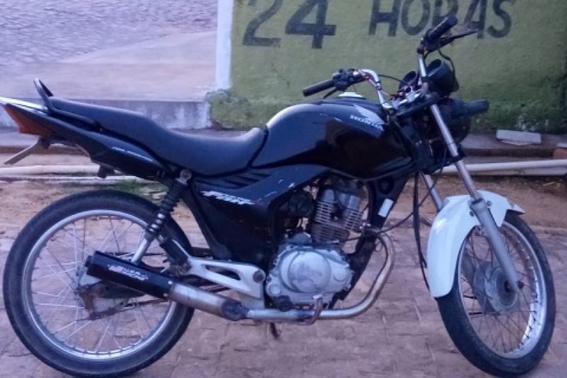 PM vistoria moto estacionada, constata queixa de roubo e prende condutor em Olivença