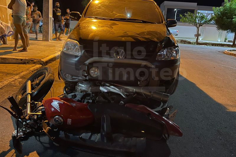 Batida envolvendo carro e moto deixa duas pessoas feridas em Delmiro Gouveia