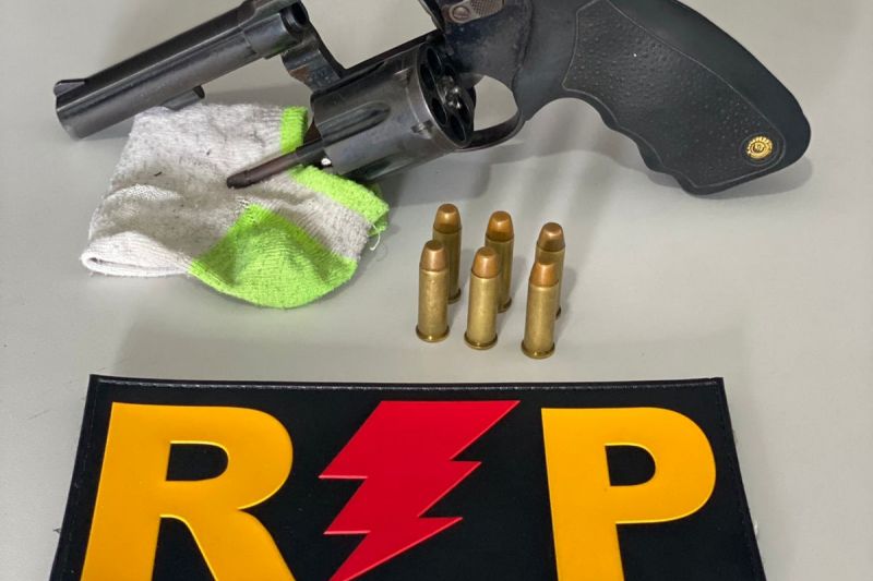 Jovem de 21 anos é preso com revólver e munições dentro do carro em Santana do Ipanema