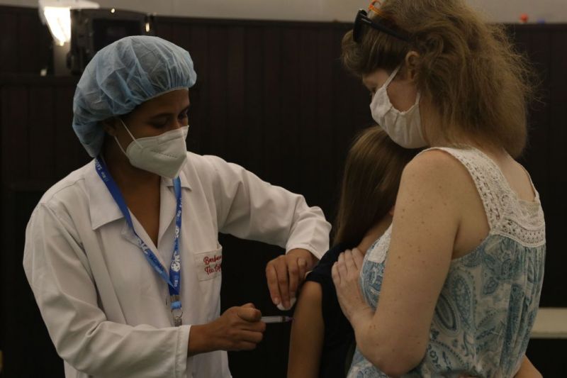 Média móvel de óbitos caiu 60,4% desde o pico da Ômicron, diz ministro