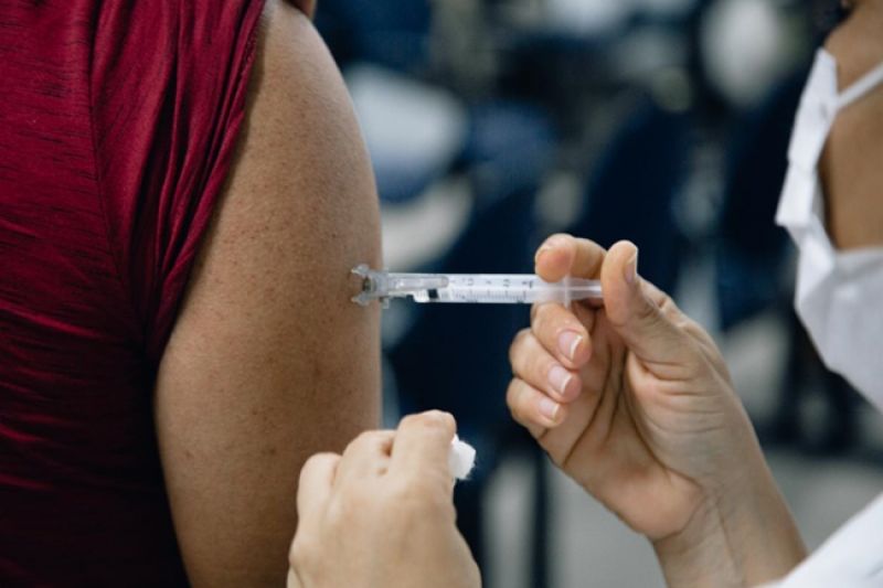 Governo de Alagoas anuncia 4ª dose para idosos acima de 80 anos contra Covid-19