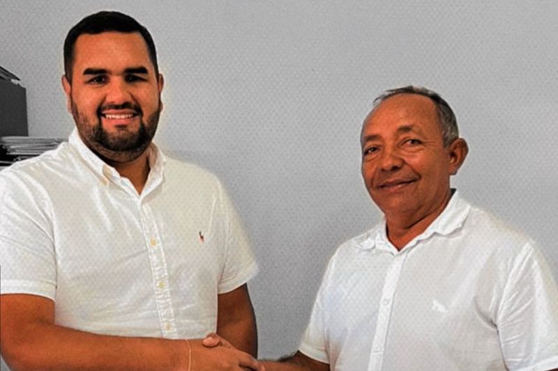 Após nascimento do segundo filho, prefeito pede licença do cargo em Piranhas