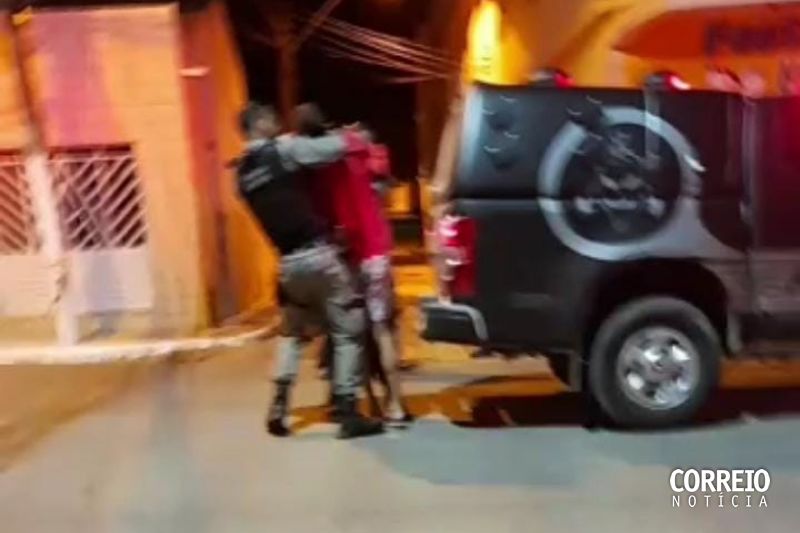 Homem suspeito de desacatar agentes da SMTT vai parar na delegacia em Delmiro Gouveia