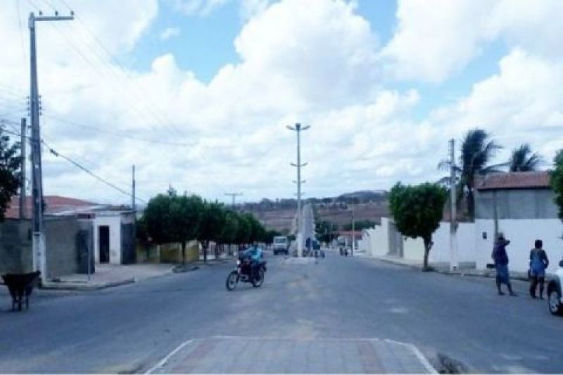 Polícia cerca ladrões de moto, recupera veículo e prende um deles em Inhapi